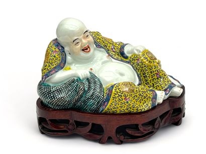Bouddha milefo en porcelaine et émaux polychromes...
