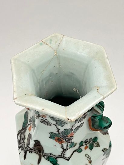 Paire de vases à panses hexagonales en porcelaine...
