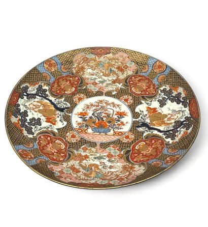 Important plat en porcelaine polychrome Imari,...