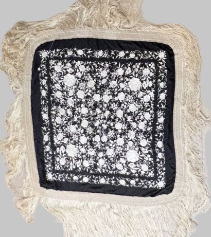 Broderie sur soie noire à décor floral polychrome.
Bordure...