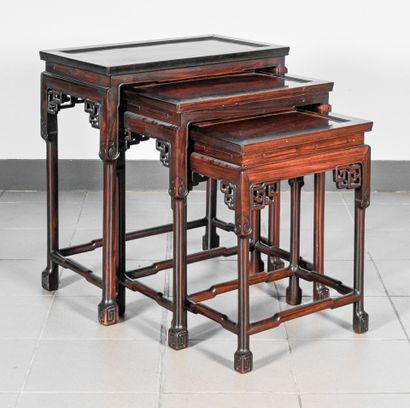 Suite de trois tables dites cigognes
Chine,...
