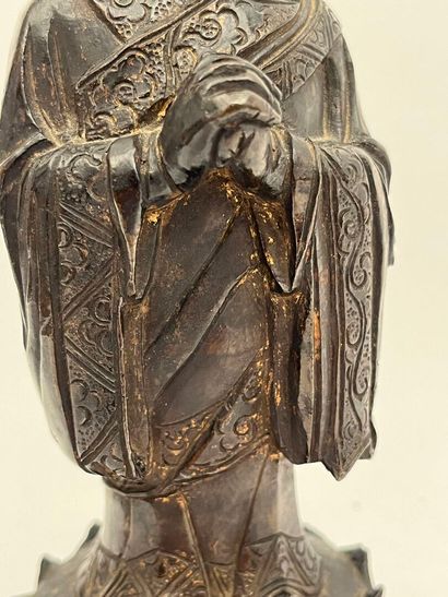 Sujet en bronze représentant Bouddha en prière...