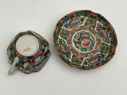 Partie de service en porcelaine polychrome...