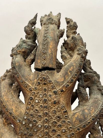 Groupe en bronze anciennement laqué et doré...