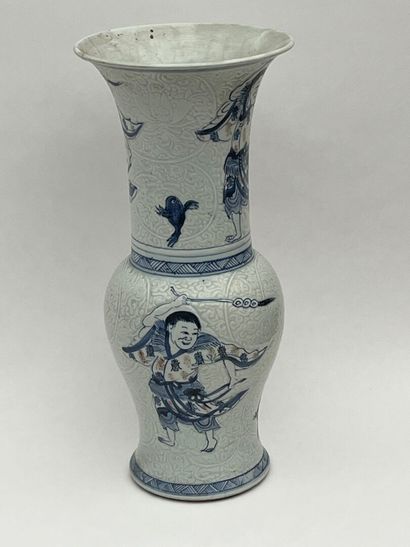 Vase cornet en porcelaine à décor de Liu...