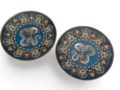 Paire de plats en cuivre et émaux cloisonnés...