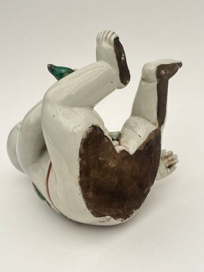 Enfant assis en porcelaine, tenant un oiseau...
