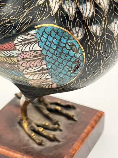 Paire de coqs en bronze et émaux cloisonnés...