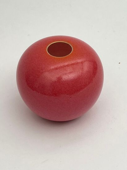 Petit godet de peintre en porcelaine émaillée...