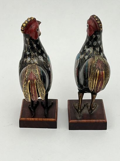 Paire de coqs en bronze et émaux cloisonnés...