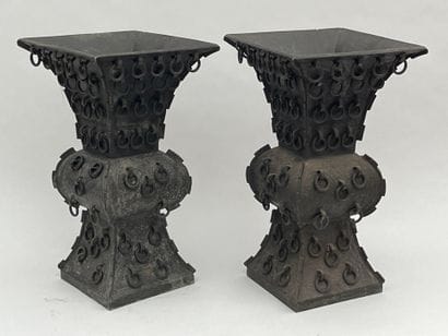 Paire de grands vases de forme 