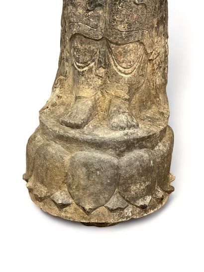 Stèle bouddhique en calcaire gris sculptée.
Chine,...