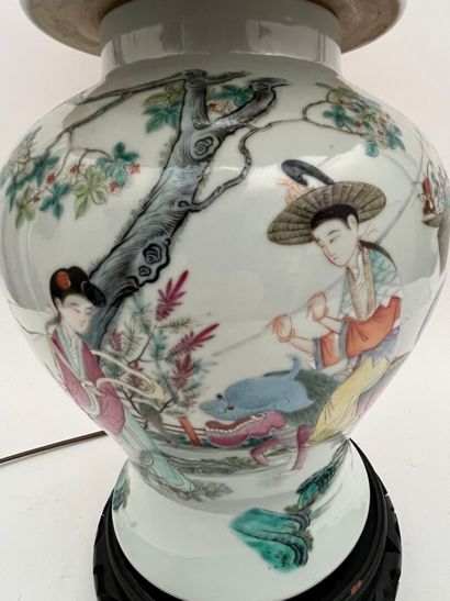 Vase balustre couvert en porcelaine et émaux...