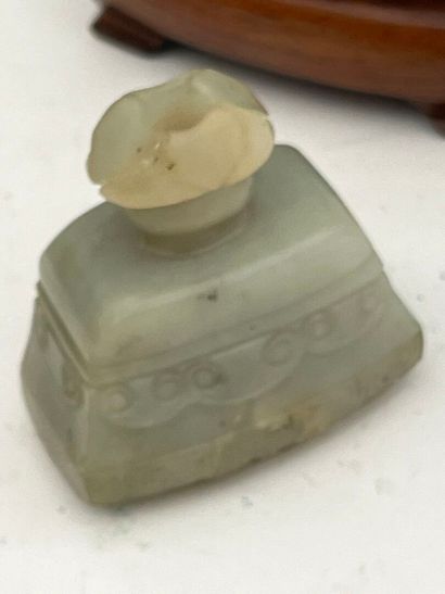 Vase hu couvert en jade céladon sculpté de...