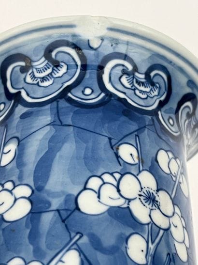 Vase cornet en porcelaine à décor de prunus...