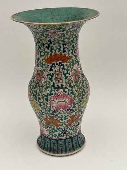 Vase en porcelaine et émaux à décor de motifs...
