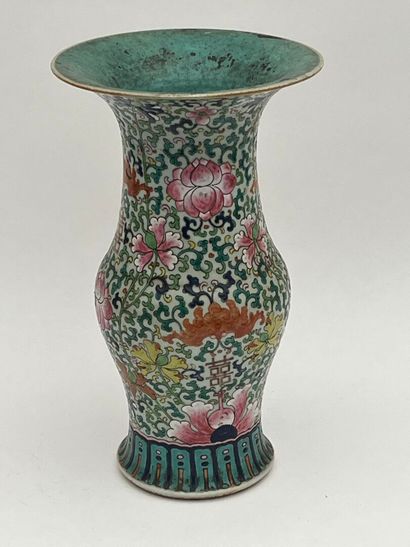 Vase en porcelaine et émaux à décor de motifs...