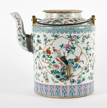 Exceptionnelle verseuse couverte en porcelaine...