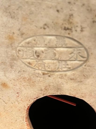 Groupe en porcelaine et émaux de la famille...