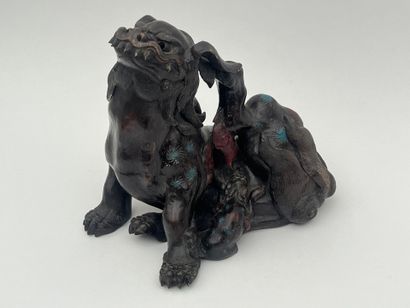 Sujet en terre-cuite patinée et polychrome...