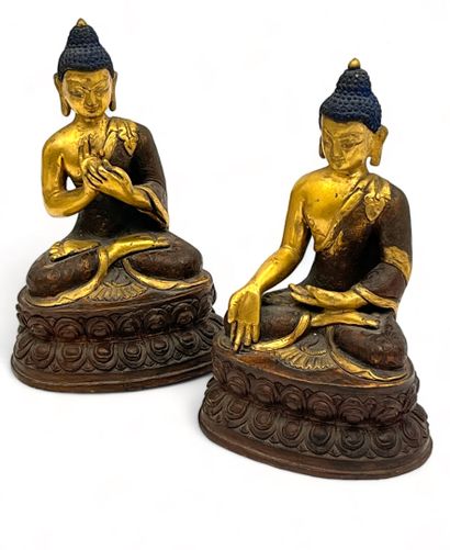 Deux bouddhas en bronze dorés, l'un faisant...