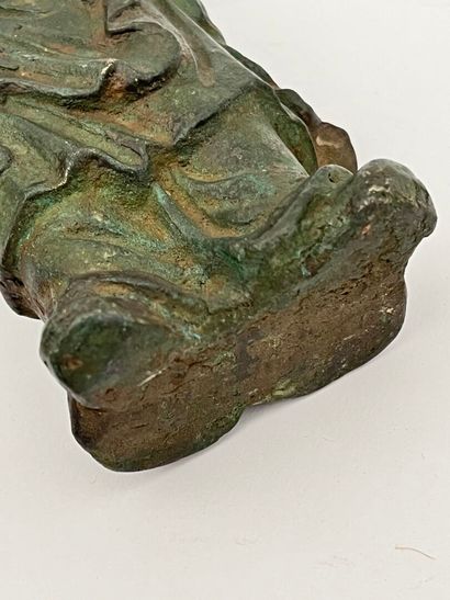 Statuette en bronze patine verte figurant...