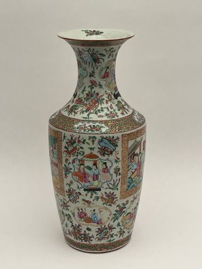 Vase balustre en porcelaine de Canton à décor...