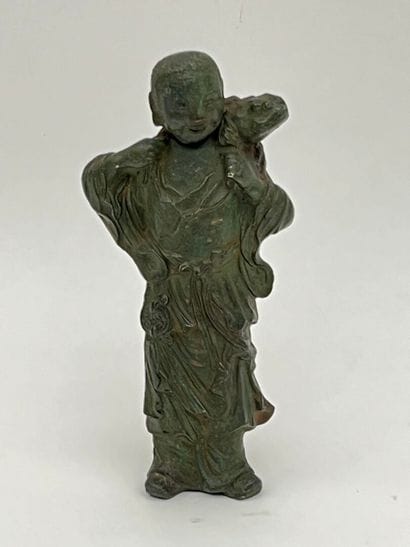 Statuette en bronze patine verte figurant...
