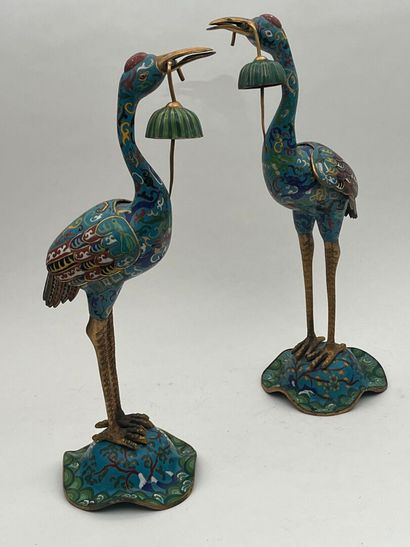 Paire d'échassiers en émaux cloisonnés sur...