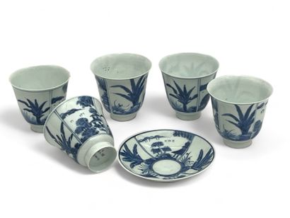 Suite de cinq gobelets tulipe et une sous-tasse...
