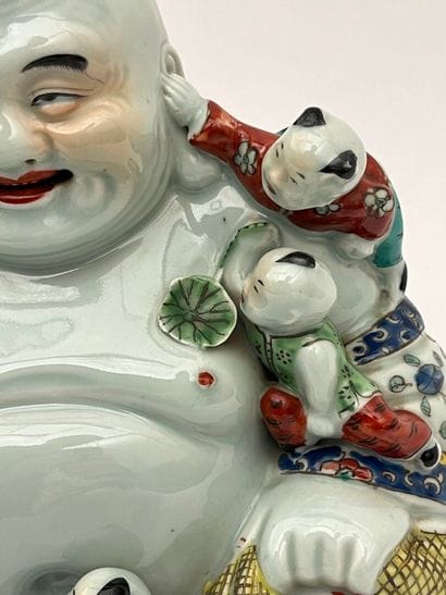Groupe en porcelaine et émaux de la famille...
