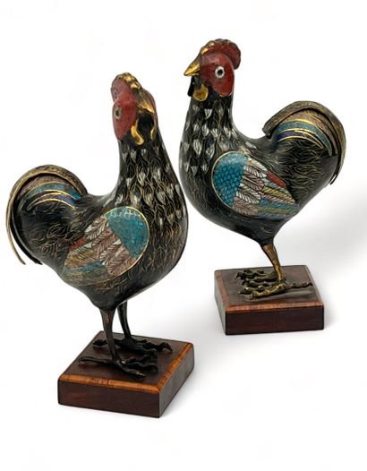 Paire de coqs en bronze et émaux cloisonnés...