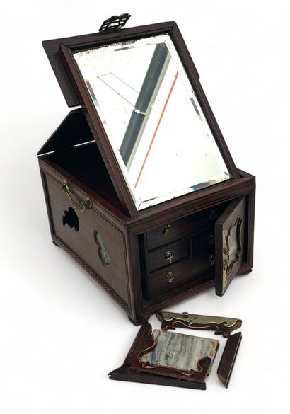 Coffret de voyage à bijoux en bois exotique.
couvercle...