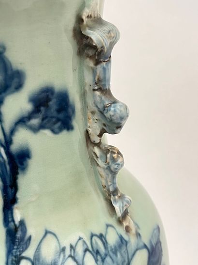 Important vase en porcelaine de forme balustre,...