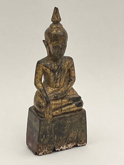 Bouddha en bois doré, prenant la terre à...