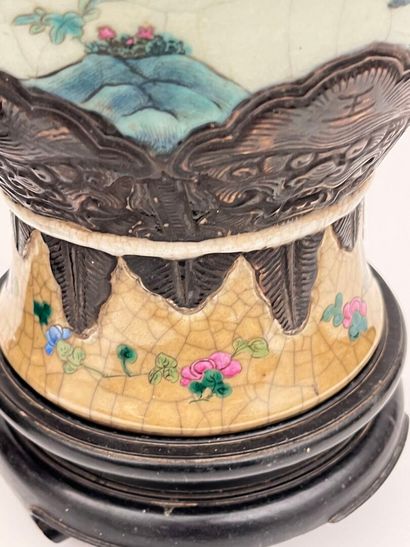 Paire de vases de forme balustre de porcelaine...