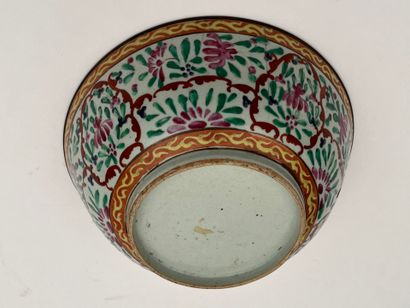 Coupe sur talon en porcelaine polychrome...