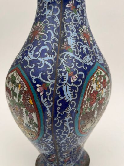 Vase polylobé en métal cloisonné, décor stylisé...