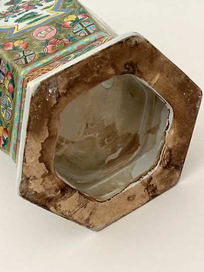 Vase de forme haxagonale à décor de la famille...