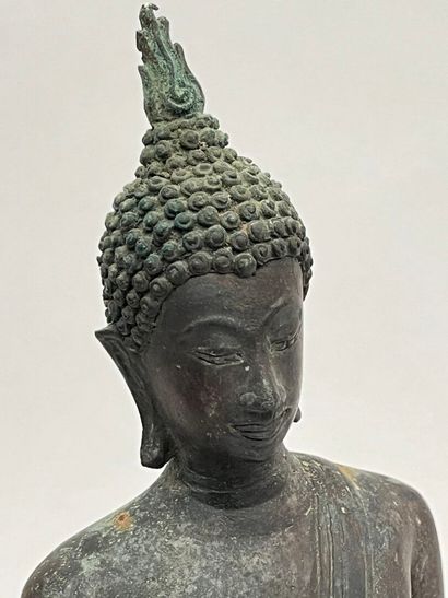 Bouddha debout en bronze.
Thaïlande, XXe
H...