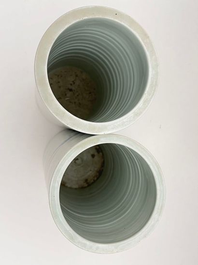 Paire de vases cylindriques en porcelaine...