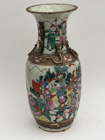 Vase en porcelaine polychrome de Nankin à...