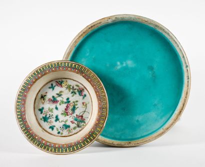 Exceptionnelle verseuse couverte en porcelaine...