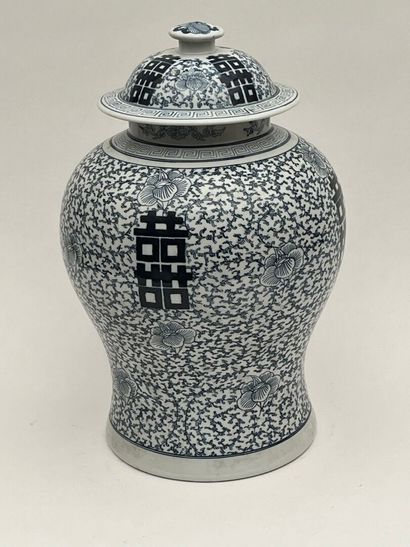 Potiche couverte en porcelaine blanc- bleu
Chine,...
