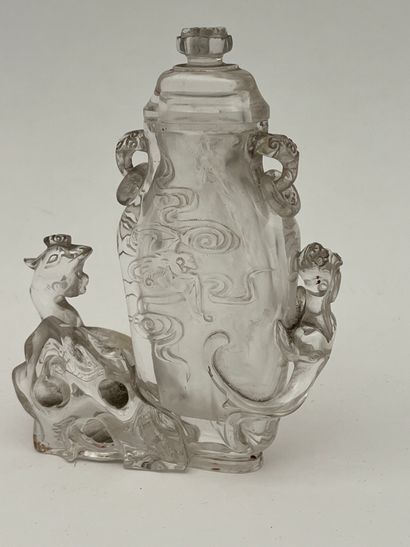 Petit vase couvert en cristal de roche à...