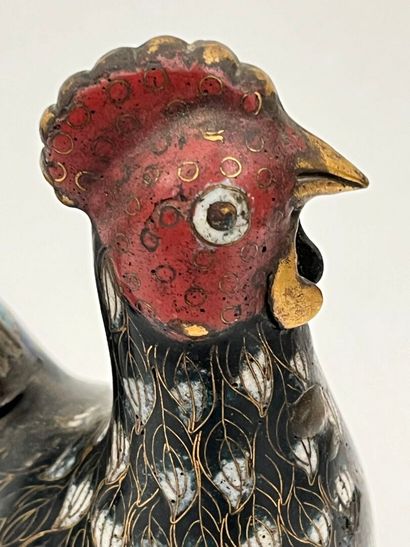 Paire de coqs en bronze et émaux cloisonnés...
