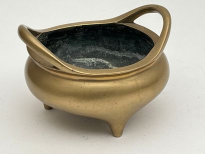 Brûle-parfum tripode en bronze de patine...
