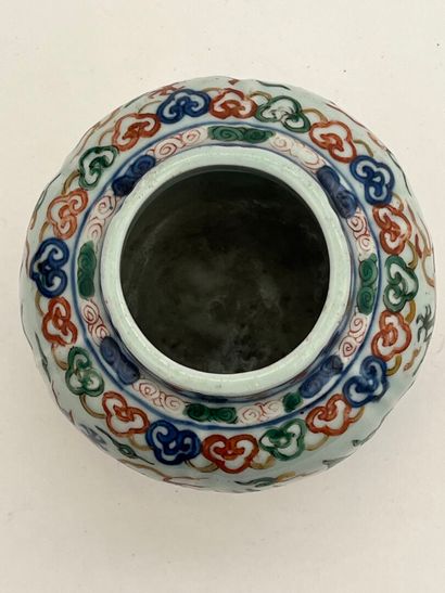 Petit pot de forme globulaire à panse côtelée,...