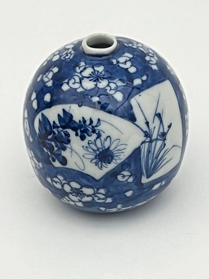 Vase soliflore de forme boule à décor blanc-bleu...