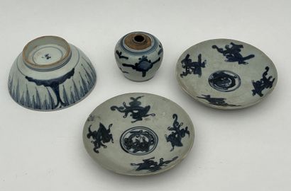 Ensemble de quatre porcelaines blanc-bleu...